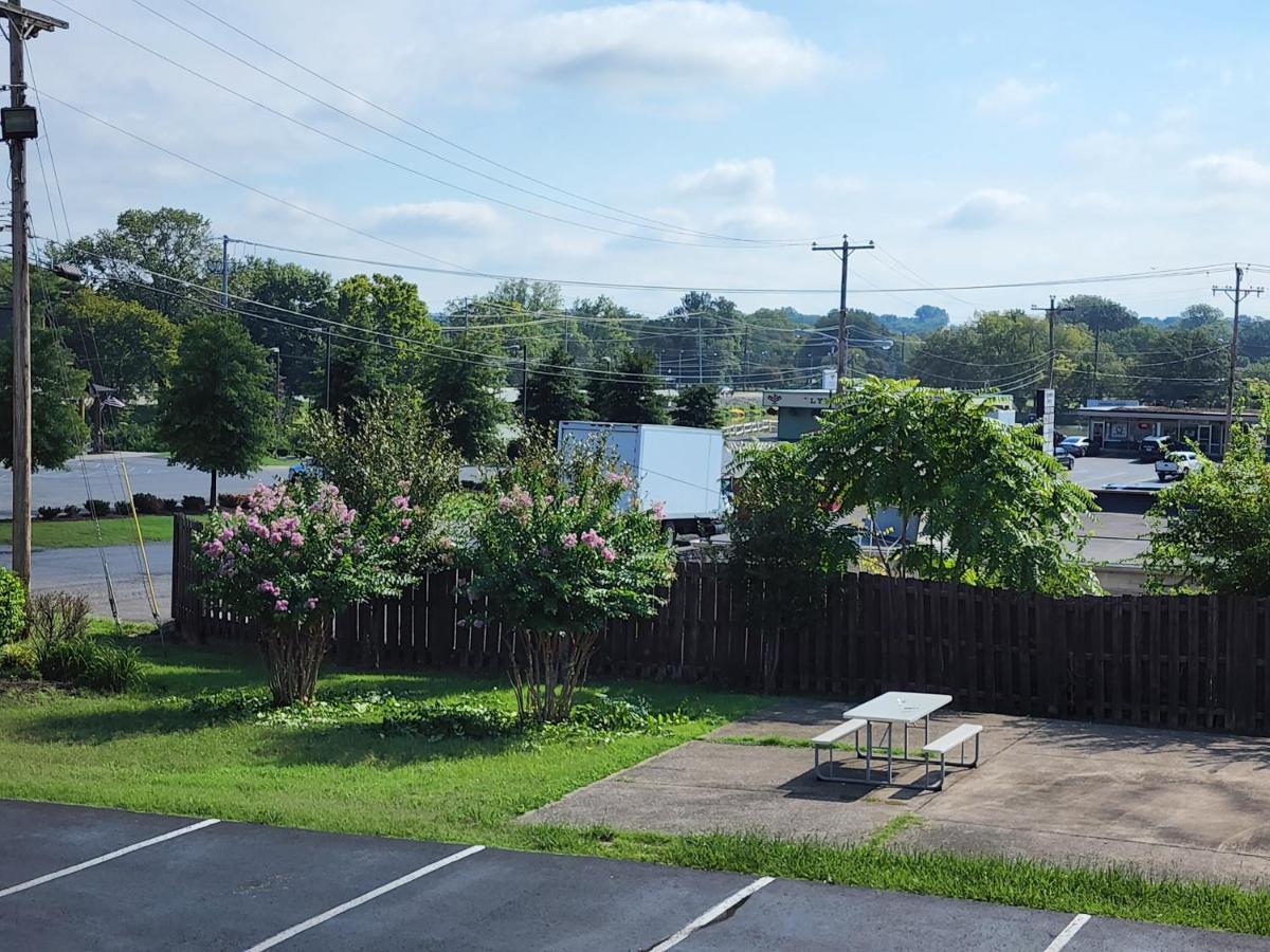 Drakes Creek Inn - Formerly The Relax Inn Hendersonville Exterior photo