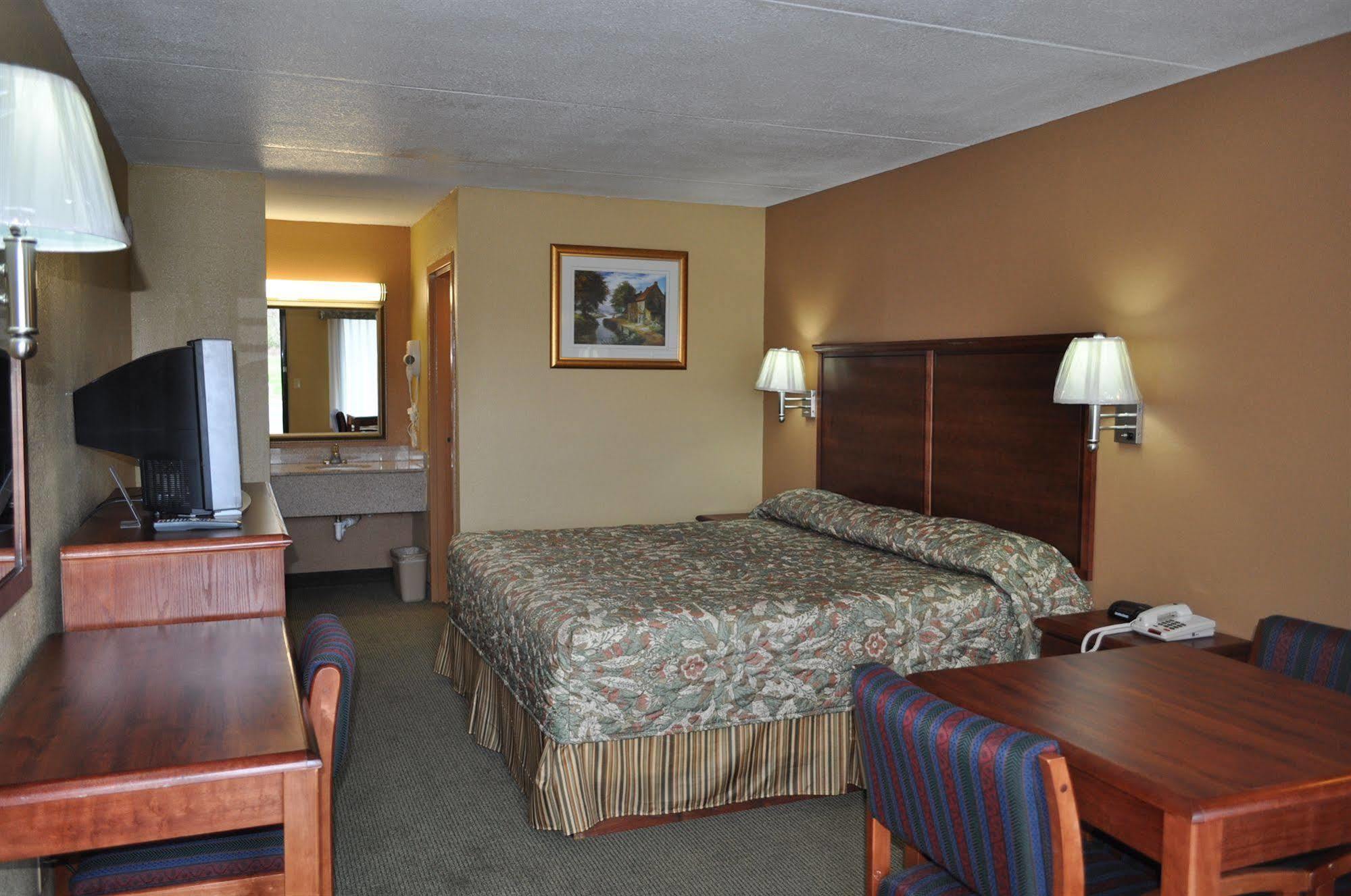 Drakes Creek Inn - Formerly The Relax Inn Hendersonville Exterior photo